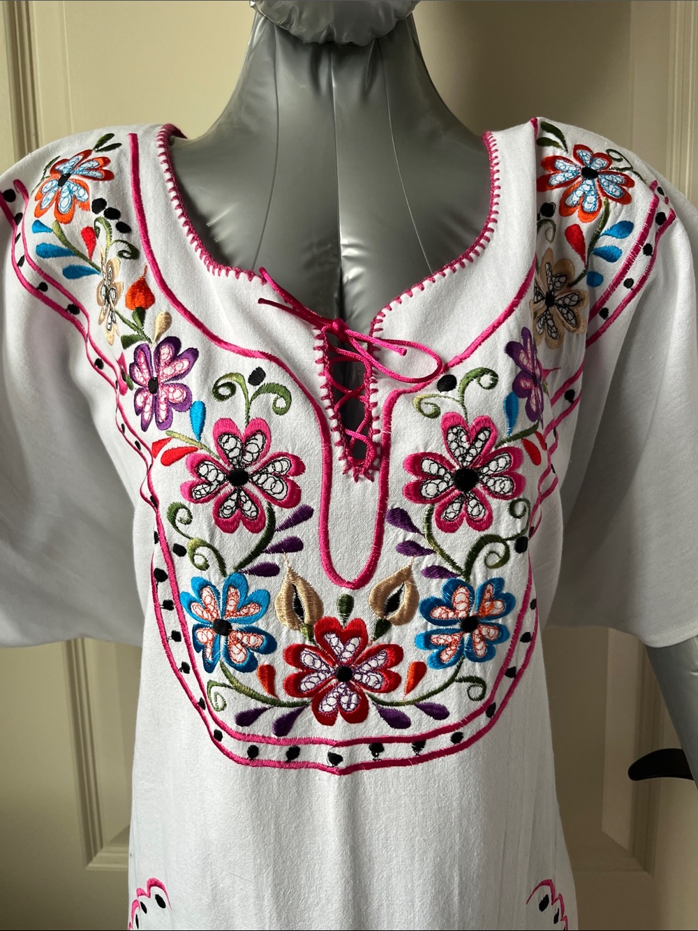 White embroidered dress. - Picture 4 of 6